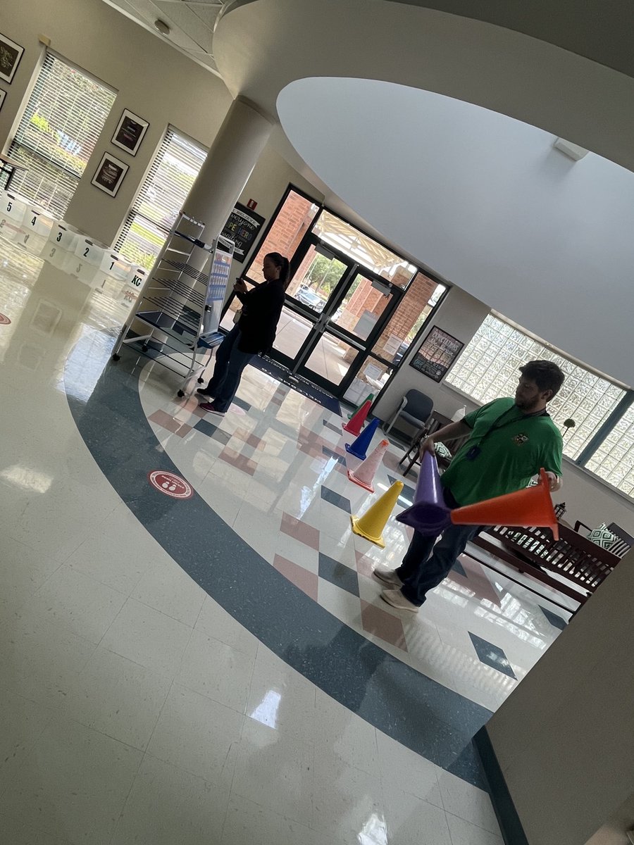 BBESpecials's tweet photo. Dismissal + Teamwork =@BBE_Bullfrogs safe dismissal! Shoutout to @JCorderoArt and @BBE_STEM for helping with afternoon car today! #SafetyIsNumberOne #Teamwork https://t.co/rB0XeeQA9z