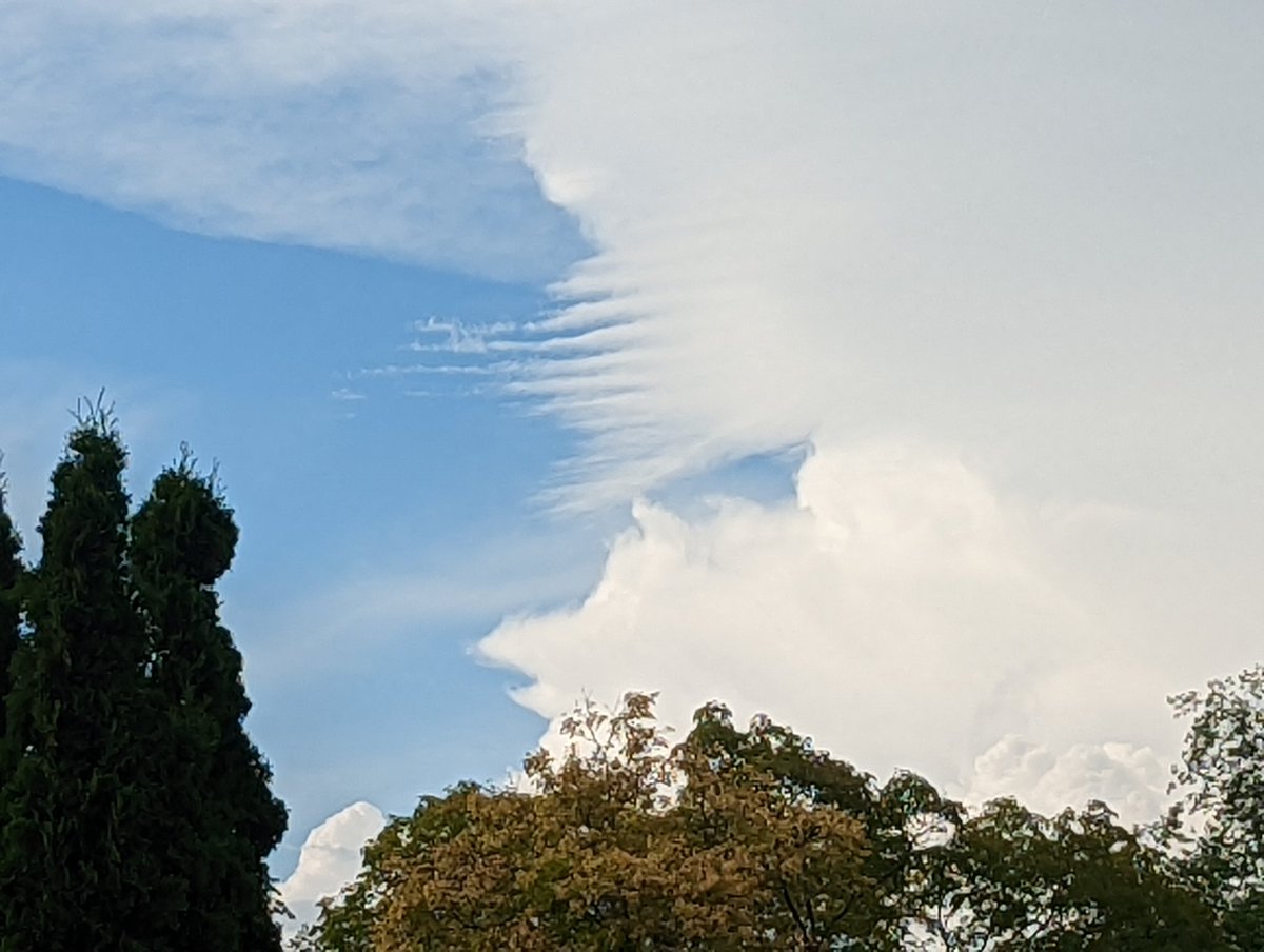 Spothe's tweet image. What a neat cloud feature coming from the bottom portion of the storm structure. 👀 #cloudnerd 🤓