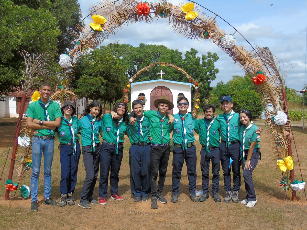 GSLucilaP's tweet photo. Luego de viajar una hora en bus, llegamos al lugar donde acamparíamos. Los #Scouts y #Rovers armaron sus rincones de patrulla y realizaron construcciones para el lugar donde pasarían los próximos 4️⃣ días https://t.co/0kfqGbhYyi