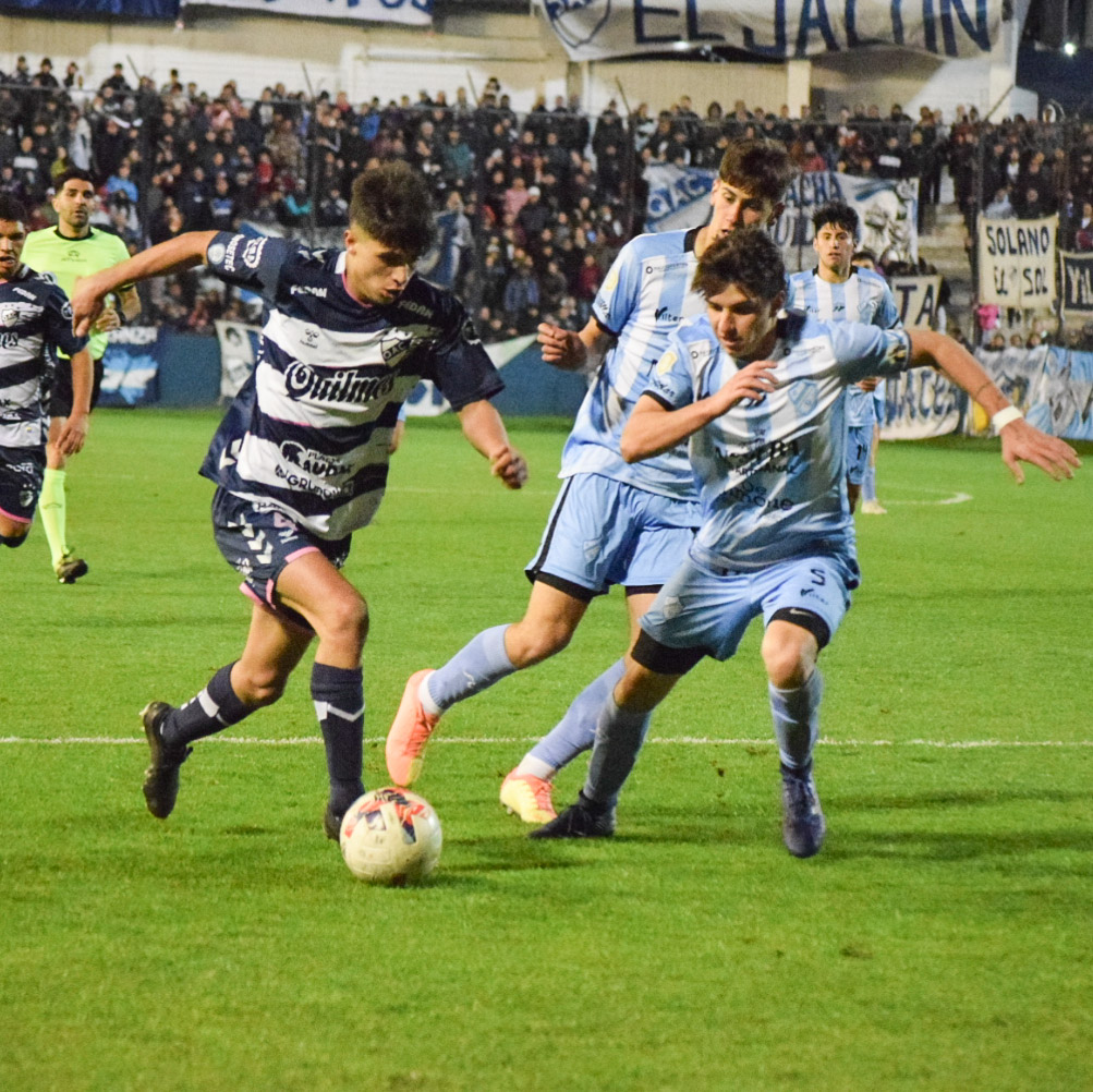 qacoficial's tweet photo. ¡Final del partido! Quilmes se consagra campeón de la #CopaQuilmes tras vencer a Argentino de Quilmes por 1 a 0. 

#356Aniversario
#MiCiudad
#SomosQuilmes https://t.co/DR2Ny0WRYz