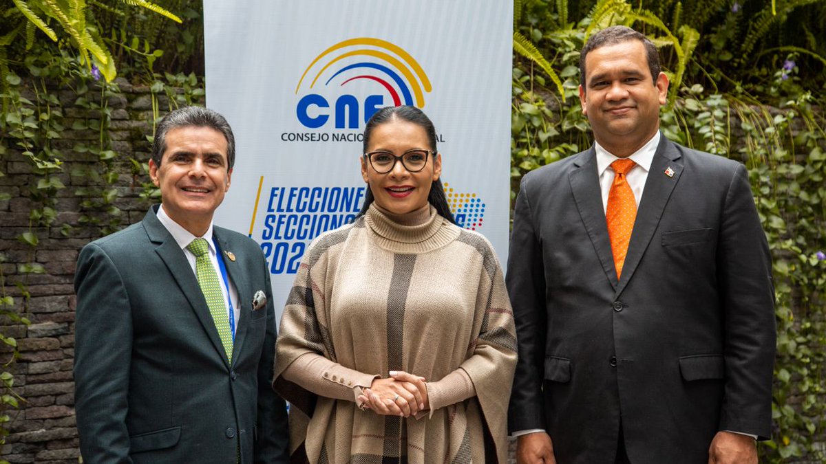 #HechosQueTransparentan🤝| Nuestra presidenta, <a href="/DianaAtamaint/">Diana Atamaint</a>, recibió el saludo protocolario de los Magistrados <a href="/UNIORE/">UNIORE</a> y <a href="/IIDHoficial/">IIDH</a>, como parte de las actividades que cumple la Veeduría Internacional 🔍del proceso de selección de postulantes al <a href="/CpccsEc/">Participa Ecuador</a>.
 #Elecciones2023Ec.