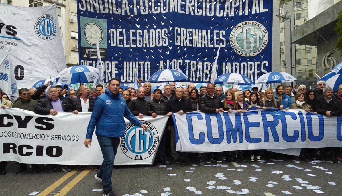 StreamComercio's tweet photo. Junto a mis compañeros y compañeras de Comercio Capital  y FAECYS  salimos a las calles en defensa de nuestro salario, nuestros derechos y en contra de los formadores de precios. Solo en unidad podremos hacerle  frente a esta difícil situación 

#PrimeroLaPatria 🇦🇷 #SoyComercio✌️ https://t.co/mZMDKYQKCc