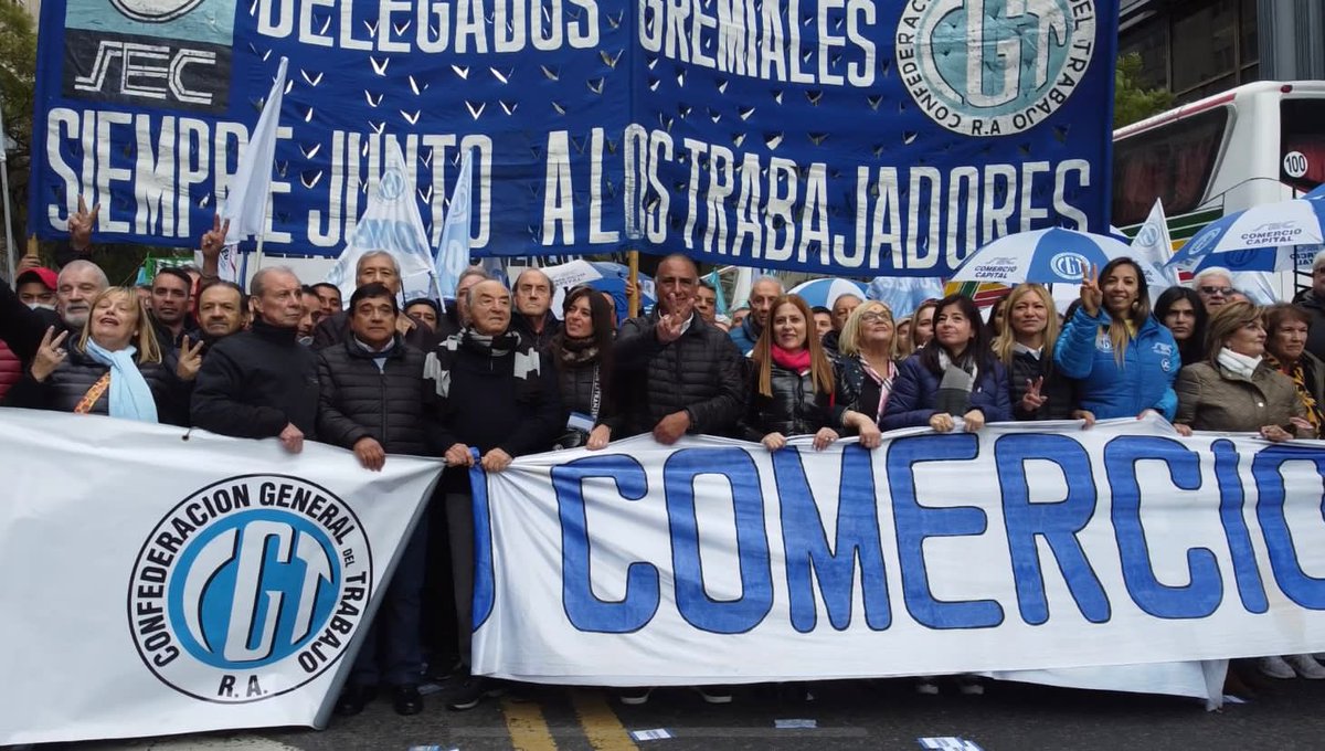 StreamComercio's tweet photo. Junto a mis compañeros y compañeras de Comercio Capital  y FAECYS  salimos a las calles en defensa de nuestro salario, nuestros derechos y en contra de los formadores de precios. Solo en unidad podremos hacerle  frente a esta difícil situación 

#PrimeroLaPatria 🇦🇷 #SoyComercio✌️ https://t.co/mZMDKYQKCc