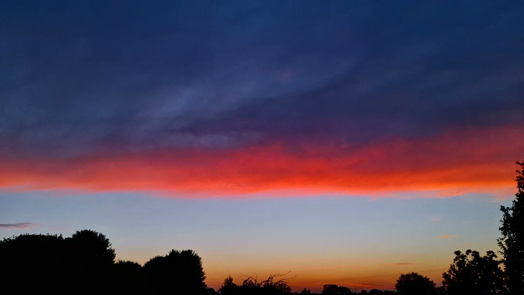 blomatt's tweet photo. Ten zachód to był sztos! 🔥 Na finisz środy zostawiam z takim oto kadrem #okiemsmartfona 🌅😄
Dobrej nocy!

#fotografiamobilna #zachódsłońca #natura #blog #środa https://t.co/rC62HTXAN0