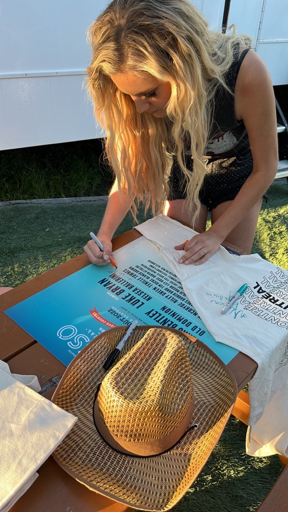 fondationevenko's tweet photo. Participez à notre encan LASSO 2022 au  https://t.co/Cry06K2BWy nous aider à donner encore PLUS d'instruments dans les écoles dans le besoin!

Mettant en vedette : 
@lukebryan 
 , 
@DierksBentley 
 , 
@KelseaBallerini 
 , 
@OldDominion 
  et plusieurs autres artistes🎶 https://t.co/Ve6vDSYRSq