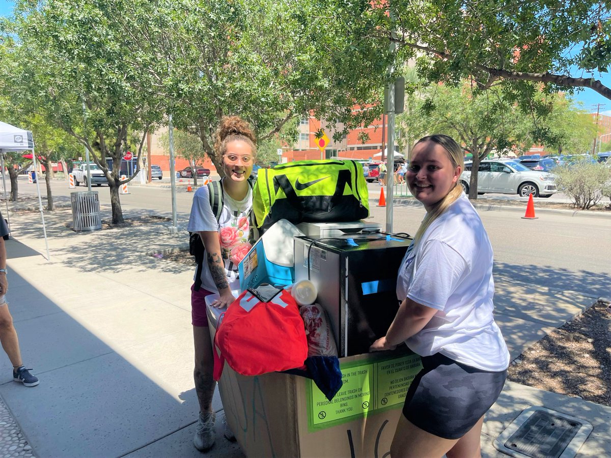 DrRobertRobbins's tweet photo. Great to see @UArizona students moving in for the start of the new academic year. Welcome Home Wildcats! @uazhousing #BearDown https://t.co/cRuxvYexNK