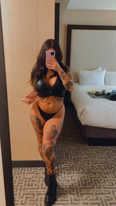 i come here post my little hoe pics and leave 😌 https://t.co/gAdLwEaSjK