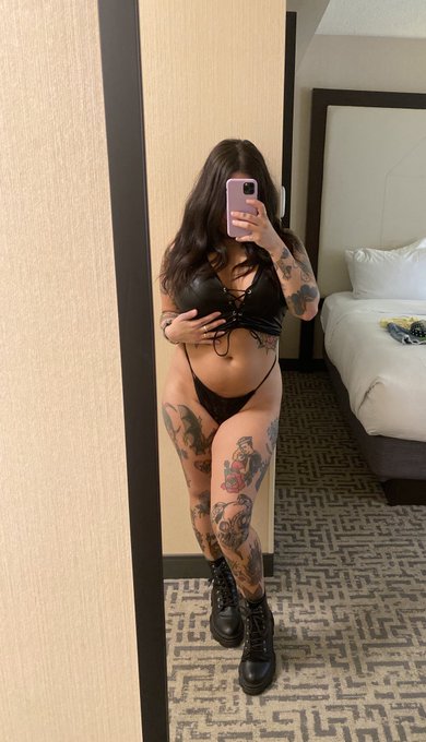 i come here post my little hoe pics and leave 😌 https://t.co/gAdLwEaSjK