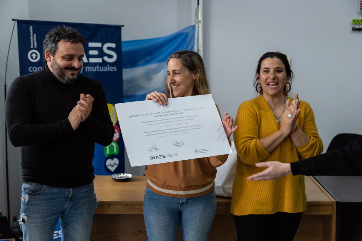 EriPereyraVL's tweet photo. 🚗 📍Seguimos recorriendo todo el país con @INAESarg
Llegamos a #Necochea donde realizamos una formación de Primeros Pasos Cooperativos; y entregamos matrículas y libros contables a entidades de la región 🪪📚
#INAESfederal junto al desarrollo productivo de la patria 🇦🇷 https://t.co/lFdFhlQHyA