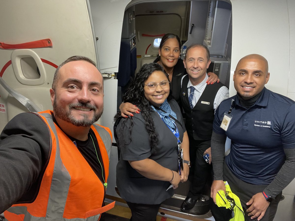 Inflight and CS working together priceless #unitedconsistencyteam #beingunited  #GoodLeadstheWay ⁦<a href="/Jordan_Bykowsky/">Jordan Lynn Bykowsky</a>⁩ ⁦<a href="/JMRoitman/">Jon Roitman</a>⁩ ⁦<a href="/MikeHannaUAL/">Mike Hanna</a>⁩ ⁦<a href="/BsquaredUA/">Bradley Boyd</a>⁩ <a href="/rodney20148/">Rodney</a> ⁦<a href="/csarkari/">Cyrus Sarkari</a>⁩ ⁦<a href="/KevinSummerlin5/">Kevin Summerlin</a>