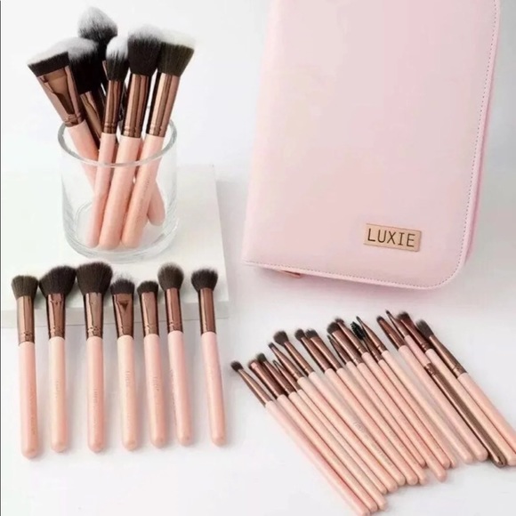 ShySchuler's tweet photo. So good I had to share! Check out all the items I'm loving on @Poshmarkapp from @kaydeerin #poshmark #fashion #style #shopmycloset #gloskinbeauty #luxie #karabeauty: https://t.co/xMlRX7GshS https://t.co/l4rokpO0aA