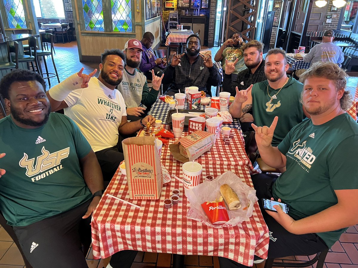 bradcecil74's tweet photo. Big shoutout to the Tampa @portilloshotdog for making sure the USF Offensive Line stays fed with great food! #GoBulls #ad https://t.co/NPgp5WivGp
