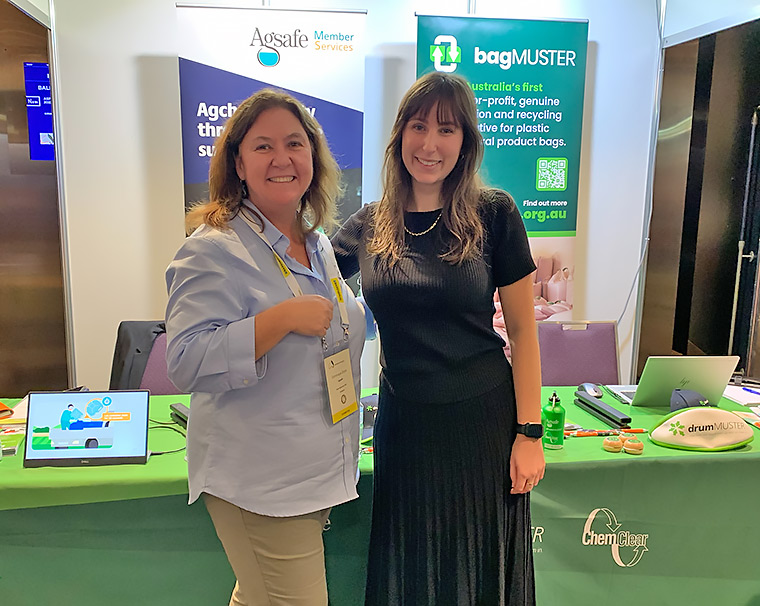 drum_MUSTER's tweet photo. Great to catch up with Sophie Hulme from @BASF at the @AusSeedFed conference in Brisbane. @AgsafeDom @CropLifeOZ @bag_muster #SeedBusiness #Stewardship https://t.co/zw3YEOOiyT