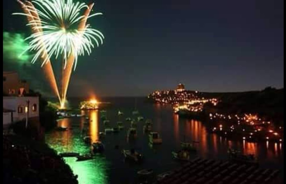 Aquesta imatge d'Alcaufar il·luminat per ses festes no es podrà repetir enguany després de més de 100 anys de tradició i sense cap incident en tota sa història.
Costes i <a href="/ajsantlluis/">Ajuntament de Sant Lluís</a> SÍ ho autoritzen.
@cmat_ib NO ho autoritza. <a href="/mirgual/">Miquel Mir Gual</a>