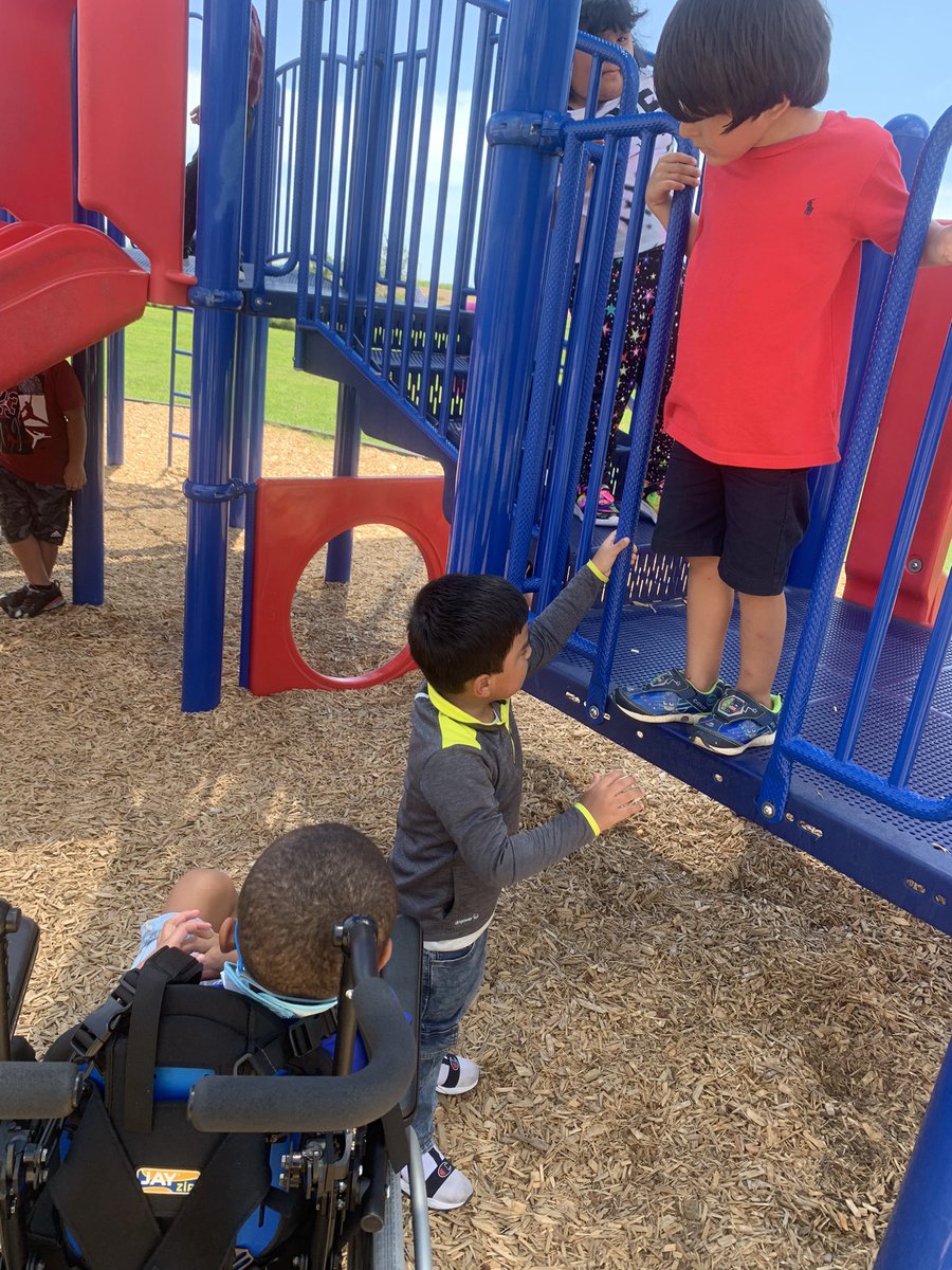 lrfurlow's tweet photo. I 💙💙💙 the first day of school! #bisdpride #bconnected #believeinspireempower https://t.co/GpyRXrtgYy