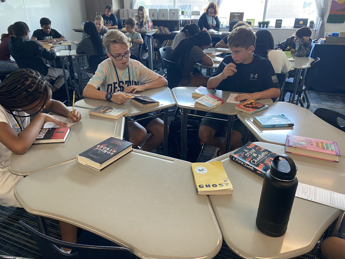 kellycoxWLMS's tweet photo. Ms. Turner’s students perusing their book choices! ❤️📚@HumbleISD_WLMS @DrWash_Leads https://t.co/qNW4wAV0UX