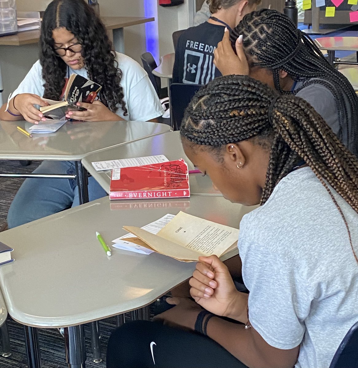 kellycoxWLMS's tweet photo. Ms. Turner’s students perusing their book choices! ❤️📚@HumbleISD_WLMS @DrWash_Leads https://t.co/qNW4wAV0UX
