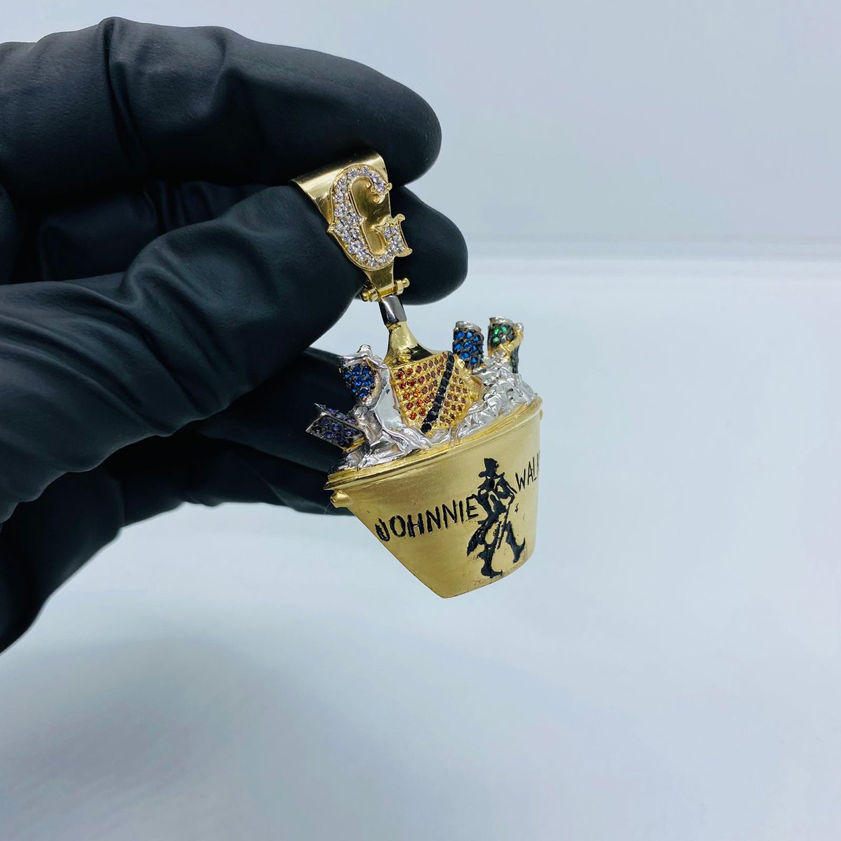 Cordão Meia Corda com Pingente Balde de Whisky Johnnie Walker!