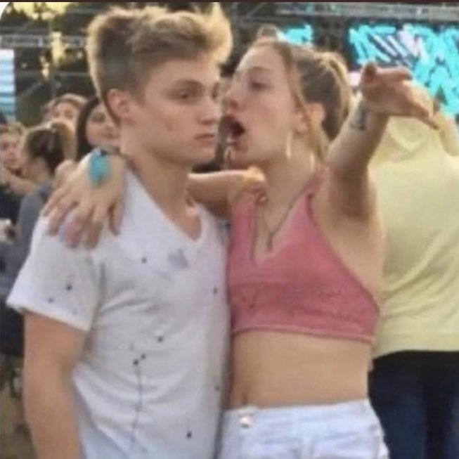 - what’s crazy tho is he wasn’t supposed to cut his hand on the glass he kept going anyway he used it in the scene he smeared his blood on Kerry Washington’s face and what’s left is everyone’s genuine reaction