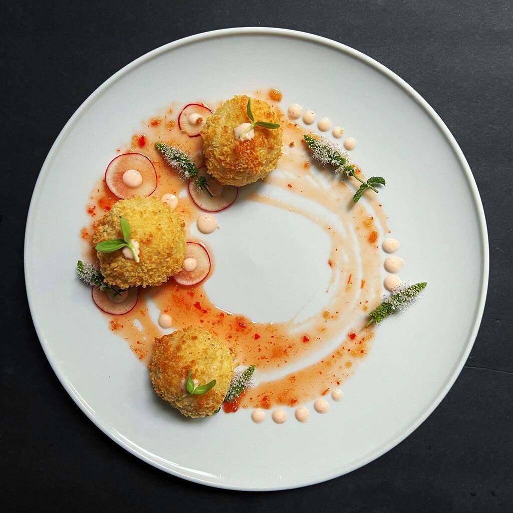 yeocancook's tweet photo. Arancini, Sweet Chili Sauce, Sriracha Mayo, Sunflower Microgreens, Mint Flowers
#homecooking #homecooked #homecookedmeal #airfryer #arancini #risottoballs #leftoverrisotto #foodplating #theartofplating #chefsplate #chefsplating #chefsplateform #chefsof… https://t.co/FV3blGMBYv https://t.co/mqxZlm2mit