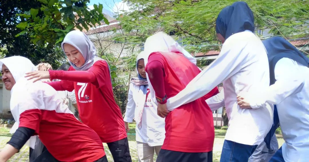balaibahasaUPI's tweet photo. Peringatan ulang tahun ke-77 Republik Indonesia dirayakan sangat meriah oleh seluruh keluarga besar Balai Bahasa UPI.

#hutri77 #balaibahasaupi #breakyourlanguagebarriers #upi #leadingandoutstanding https://t.co/NpO8VYRM7D