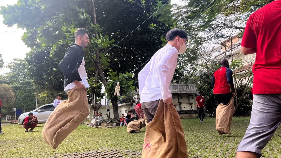 balaibahasaUPI's tweet photo. Peringatan ulang tahun ke-77 Republik Indonesia dirayakan sangat meriah oleh seluruh keluarga besar Balai Bahasa UPI.

#hutri77 #balaibahasaupi #breakyourlanguagebarriers #upi #leadingandoutstanding https://t.co/NpO8VYRM7D