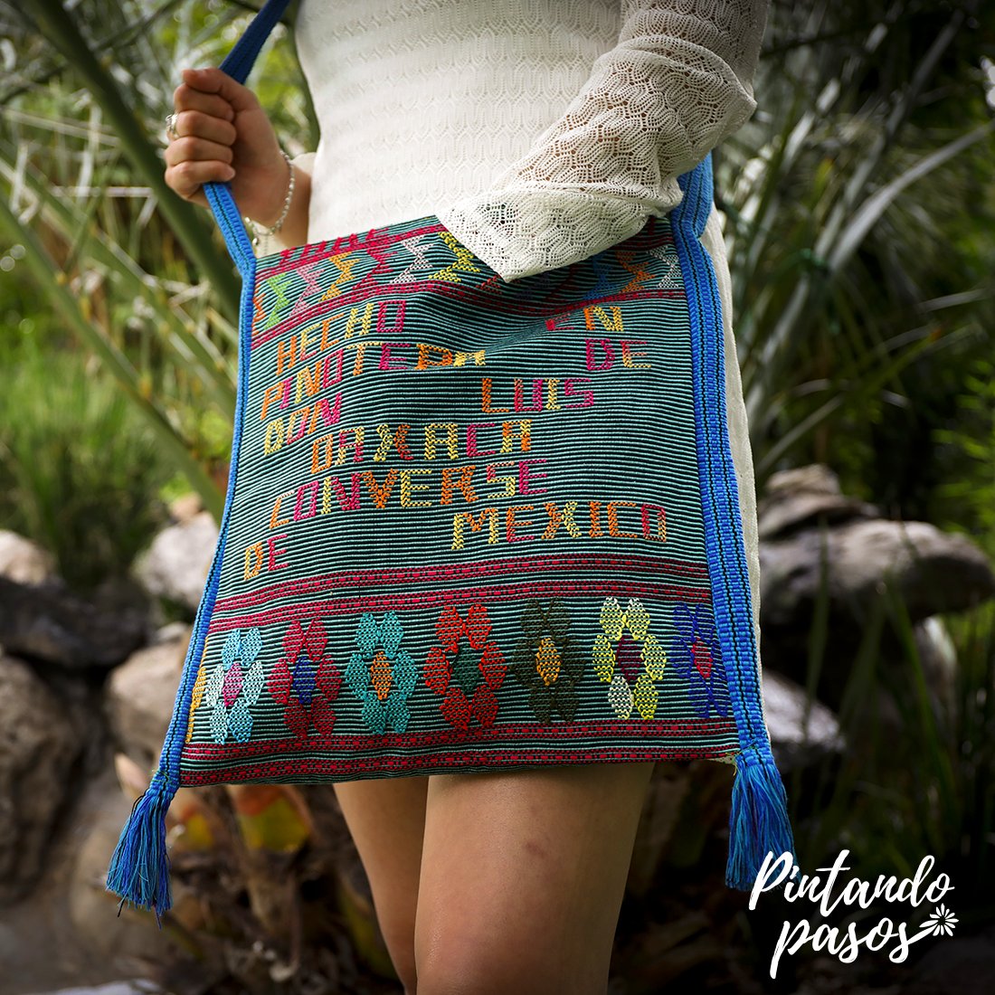 PINTANDO_PASOS's tweet photo. La tradición del tejido en telar de cintura sigue viva y puede ser parte de un look único. 🕶✨
-
Más que un accesorio, es arte que va contigo a todas partes✨:
https://t.co/KKcejykrHJ https://t.co/ONgdvv5CKS