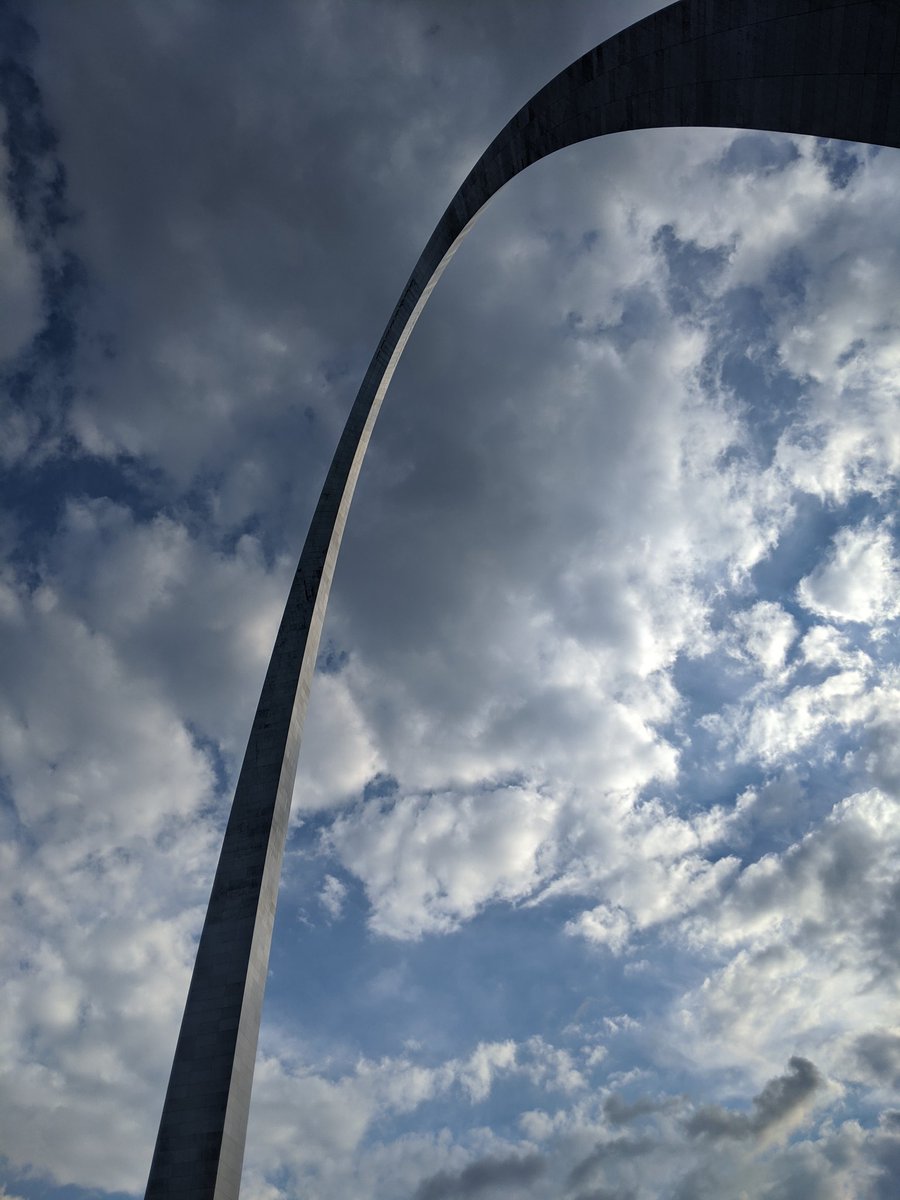 spacemanan's tweet photo. As a structures person, this was the obvious thing to visit in St Louis

It is a very big catenary arch made of stainless steel and prestressed concrete https://t.co/uws7WC6peB