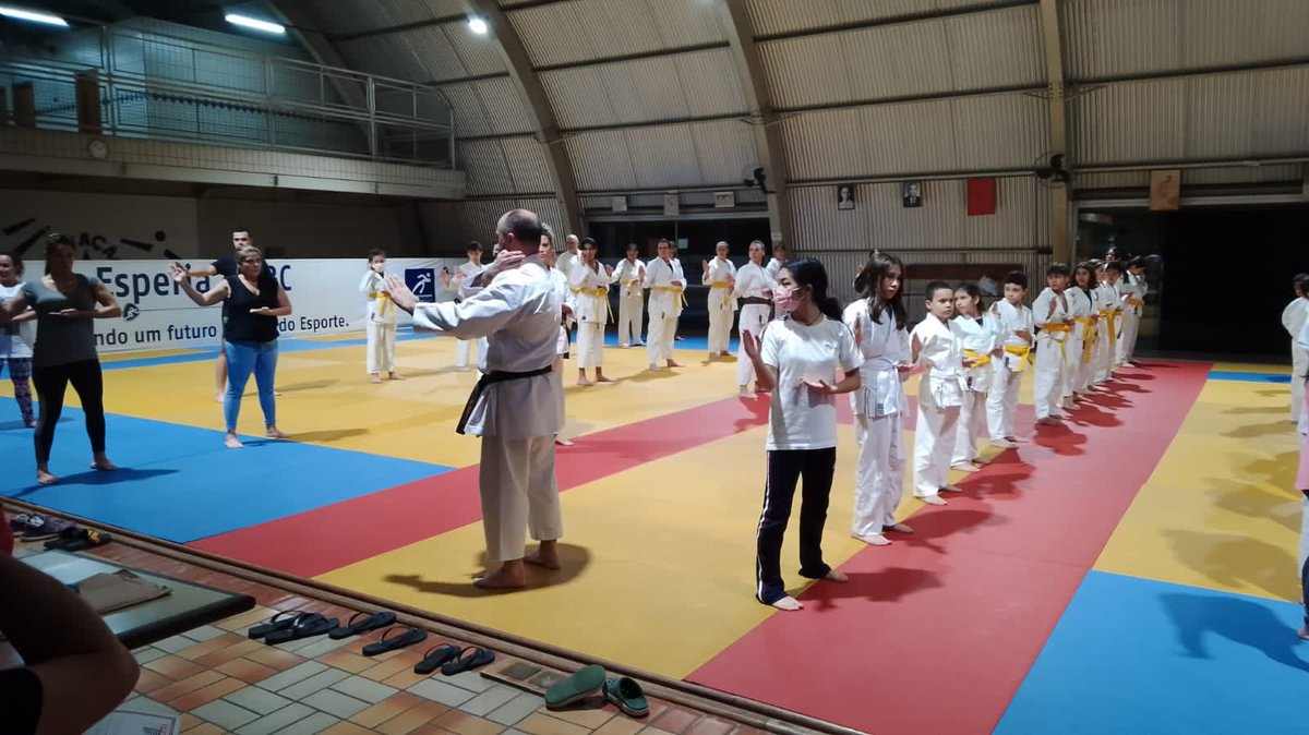 tv_esperia's tweet photo. Nesta quarta-feira (17), no clube Esperia, foi realizado o treino de karatê, orientado pelo professor Fábio.
Valeu, galera!
📸: Reprodução/ @felixsimplicio
📝: Reportagem/ @lucca_fazzi
#esperia #datafootweb https://t.co/QJcvlaXEpc