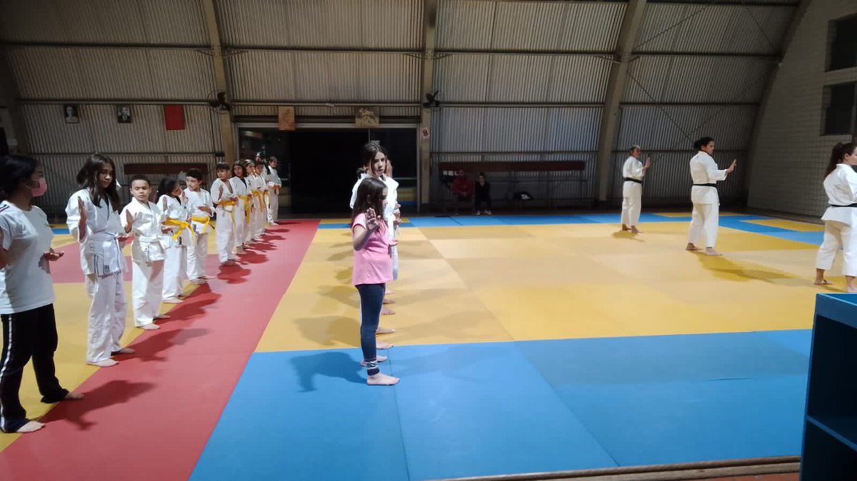 tv_esperia's tweet photo. Nesta quarta-feira (17), no clube Esperia, foi realizado o treino de karatê, orientado pelo professor Fábio.
Valeu, galera!
📸: Reprodução/ @felixsimplicio
📝: Reportagem/ @lucca_fazzi
#esperia #datafootweb https://t.co/QJcvlaXEpc