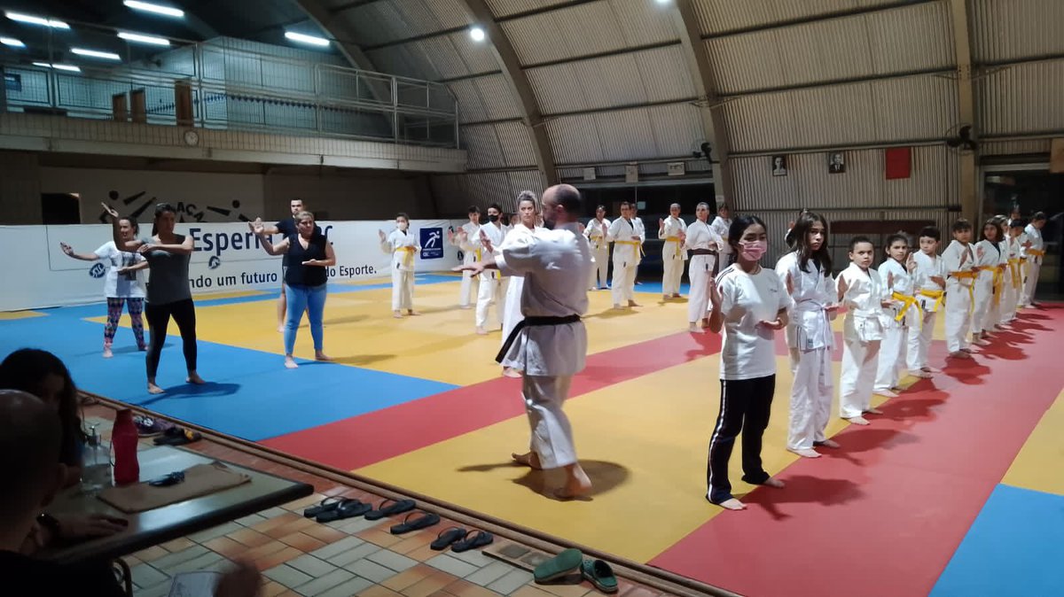 tv_esperia's tweet photo. Nesta quarta-feira (17), no clube Esperia, foi realizado o treino de karatê, orientado pelo professor Fábio.
Valeu, galera!
📸: Reprodução/ @felixsimplicio
📝: Reportagem/ @lucca_fazzi
#esperia #datafootweb https://t.co/QJcvlaXEpc
