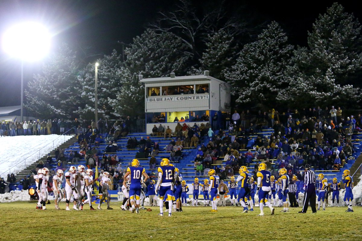KSportsImages's tweet photo. @KansasPregame @KeeganM_KPG @cnichollHays @NtBluejay @joeybahr @KadeMelvin @Si_Jones5 @hwiltfong11 @BigHawks2021 @Jeremy76401030 @Gavinlively10 @MrBroeckelman Incredible atmosphere on a snowy Friday night in the Bluejays semifinal win against Hoisington in ‘19. https://t.co/bvYiUI09FX