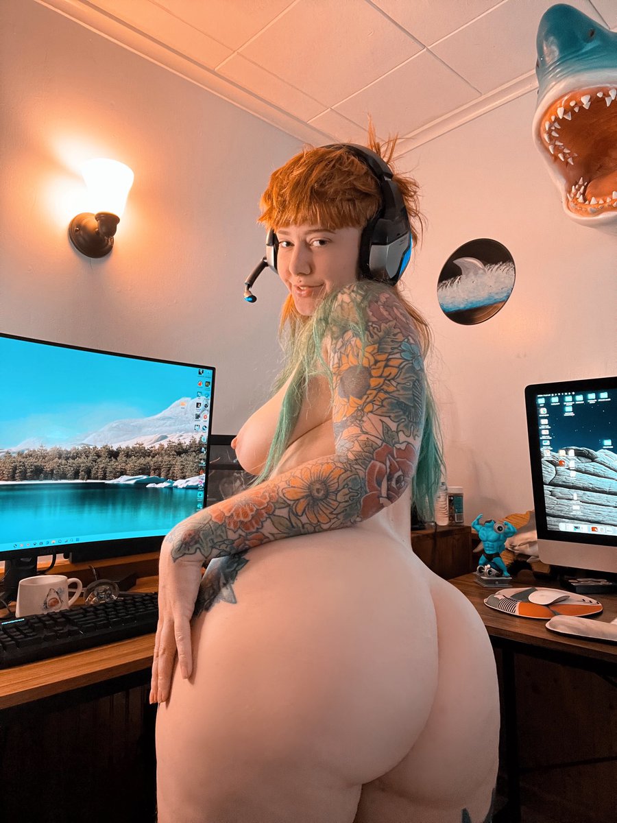 SkylarShark's tweet photo. What’s your favorite video game? 🎮 https://t.co/E0JebFVd2Y