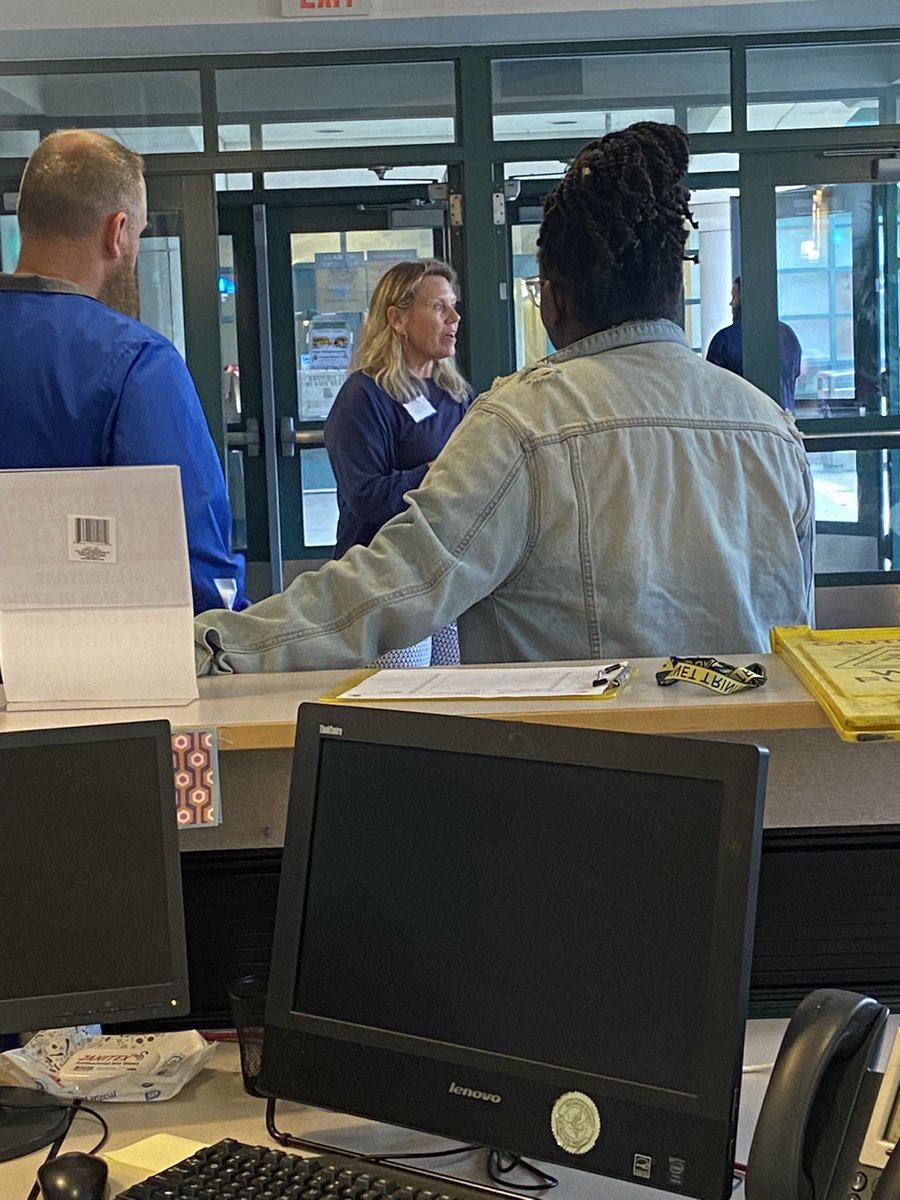 Today I got to hangout with #principal @Julie_Goldstein and her new teachers @HMTCA_PHOENIX @Hartford_Public. She gave them a personal tour of their amazing campus. #wearehps #leader @MagnetTrinity @HartfordMagnet @HPSEngagement @HartfordSuper