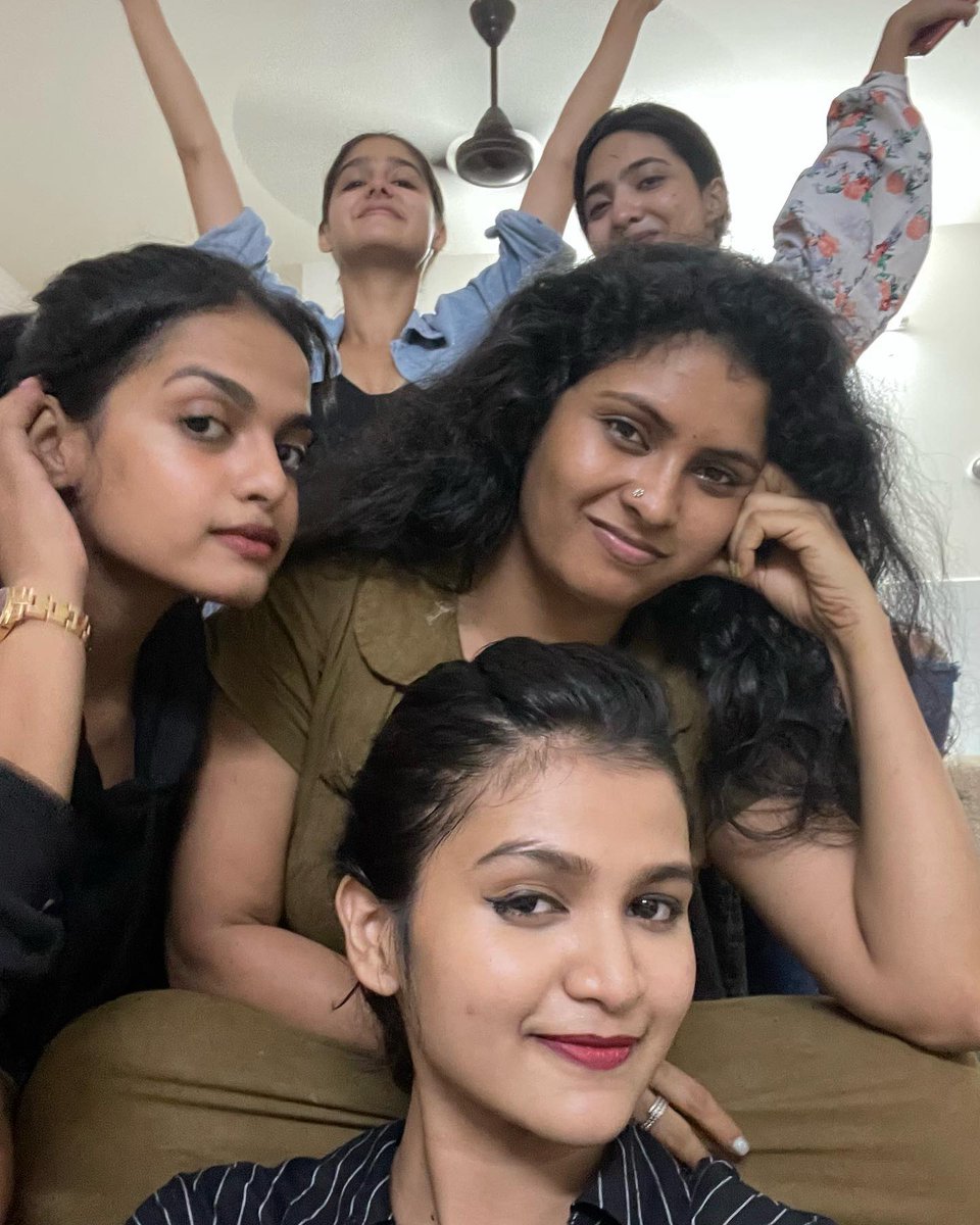 NandhanaVarma_'s tweet photo. Another stayover gone wild...
#AnaswaraRajan #gopikaramesh #malavika_unnikrishnan #nandhanavarma #Stayover https://t.co/SgSmuMfeoR