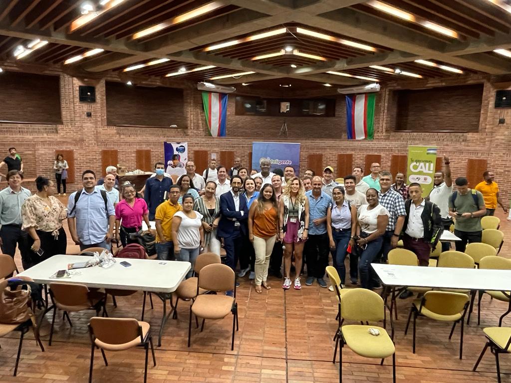 zelmar47's tweet photo. #AEstaHora con @TICAlcaldiaCali y @MovilidadCali terminando nuestra jornada de socialización y validación del modelo #Calinteligente con la red de Líderes TIC de las IE de Cali.
Gracias a @Educacion_Cali @DEconomicoCali y @DagmaOficial por su participación https://t.co/Io7QLykKiB