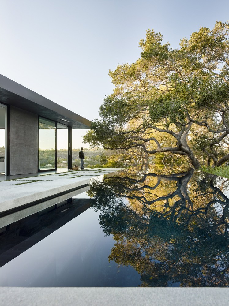 SoldWithSteph's tweet image. A large water feature brings a stylish element to this part of the house. #landscaping #homestyle  cpix.me/a/150972797  Stephanie McCurdy, Keller Williams Hometown Partners LLC, 316-371-7282