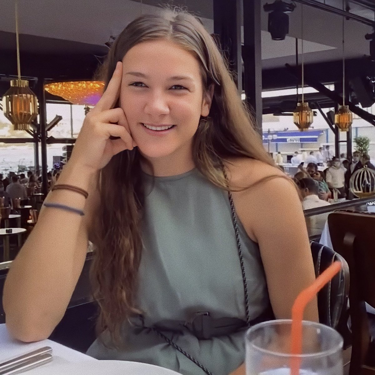 #nbfc keşke çekip gitse herkesi boş verse şu boktan acun medya üniversitesinde okumak yerine ne güzel Prag da mimarlık okurdu ben mutlu değilim :\ menajeride sevmiyorum zaten kendisi pirinci çünki lütfen nisa praga kaç arada story at YouTube ya da vloog at arada bana yeter