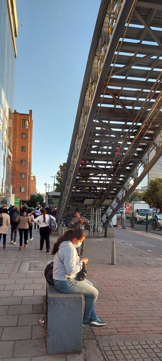 danielasarrazin's tweet photo. Ascensor dañado en autopista para transmilenio estación Pepe Sierra. No hay rampas para subir y el policía no da ninguna respuesta ni solución para las personas con movilidad reducida o coches, como es mi casi🤷‍♀️ @Bogota @ClaudiaLopez @policia https://t.co/ETY79hoX30