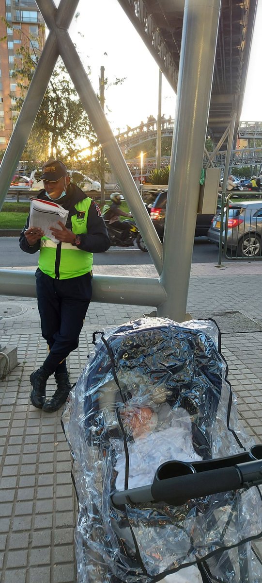 danielasarrazin's tweet photo. Ascensor dañado en autopista para transmilenio estación Pepe Sierra. No hay rampas para subir y el policía no da ninguna respuesta ni solución para las personas con movilidad reducida o coches, como es mi casi🤷‍♀️ @Bogota @ClaudiaLopez @policia https://t.co/ETY79hoX30