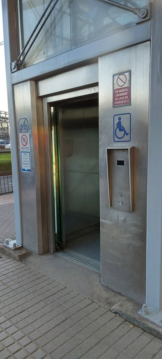 danielasarrazin's tweet photo. Ascensor dañado en autopista para transmilenio estación Pepe Sierra. No hay rampas para subir y el policía no da ninguna respuesta ni solución para las personas con movilidad reducida o coches, como es mi casi🤷‍♀️ @Bogota @ClaudiaLopez @policia https://t.co/ETY79hoX30