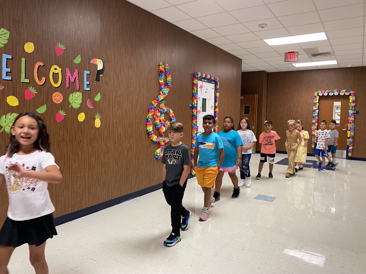OakRidgeFISD's tweet photo. 1st Day back was amazing! Thank you teachers, parents, and staff for making our student's first day exceptional!!! #frenshipway https://t.co/hW8cjKBEVa