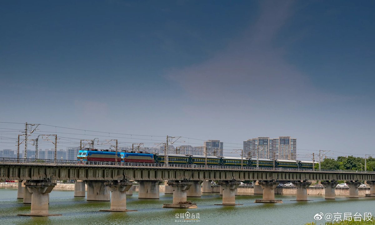 SakunaiHinata's tweet photo. 『西安の思い出』(前編)
灞橋(はきょう)や杜家街(しゃけまち)の撮影スポットにやって来る
その一
写真:京局台段
#おはようトレイン #中国鉄道 #陝西 #旅客列車 #電気機関車
図二 #CR200J #新幹線
図一 #SS7D #韶山型EL
図三 #HXD3D #和諧型EL https://t.co/8D5d4yTFj4