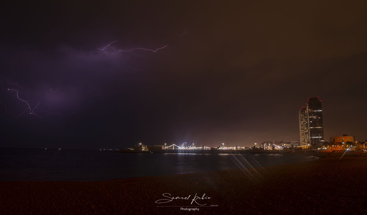 samuel_re's tweet photo. Tormenta desde Playa Bogatell (Barcelona).

Miércoles 17 de Agosto. ⚡️ ⛈ 

@tiempobrasero @ElTiempoA3 #barcelona #tormenta https://t.co/s1LWZyo4Sf