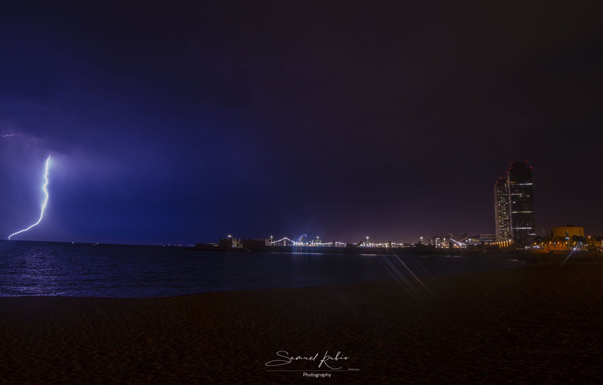 samuel_re's tweet photo. Tormenta desde Playa Bogatell (Barcelona).

Miércoles 17 de Agosto. ⚡️ ⛈ 

@tiempobrasero @ElTiempoA3 #barcelona #tormenta https://t.co/s1LWZyo4Sf