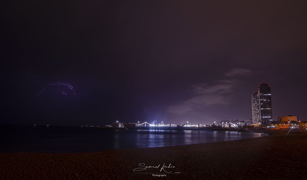 samuel_re's tweet photo. Tormenta desde Playa Bogatell (Barcelona).

Miércoles 17 de Agosto. ⚡️ ⛈ 

@tiempobrasero @ElTiempoA3 #barcelona #tormenta https://t.co/s1LWZyo4Sf