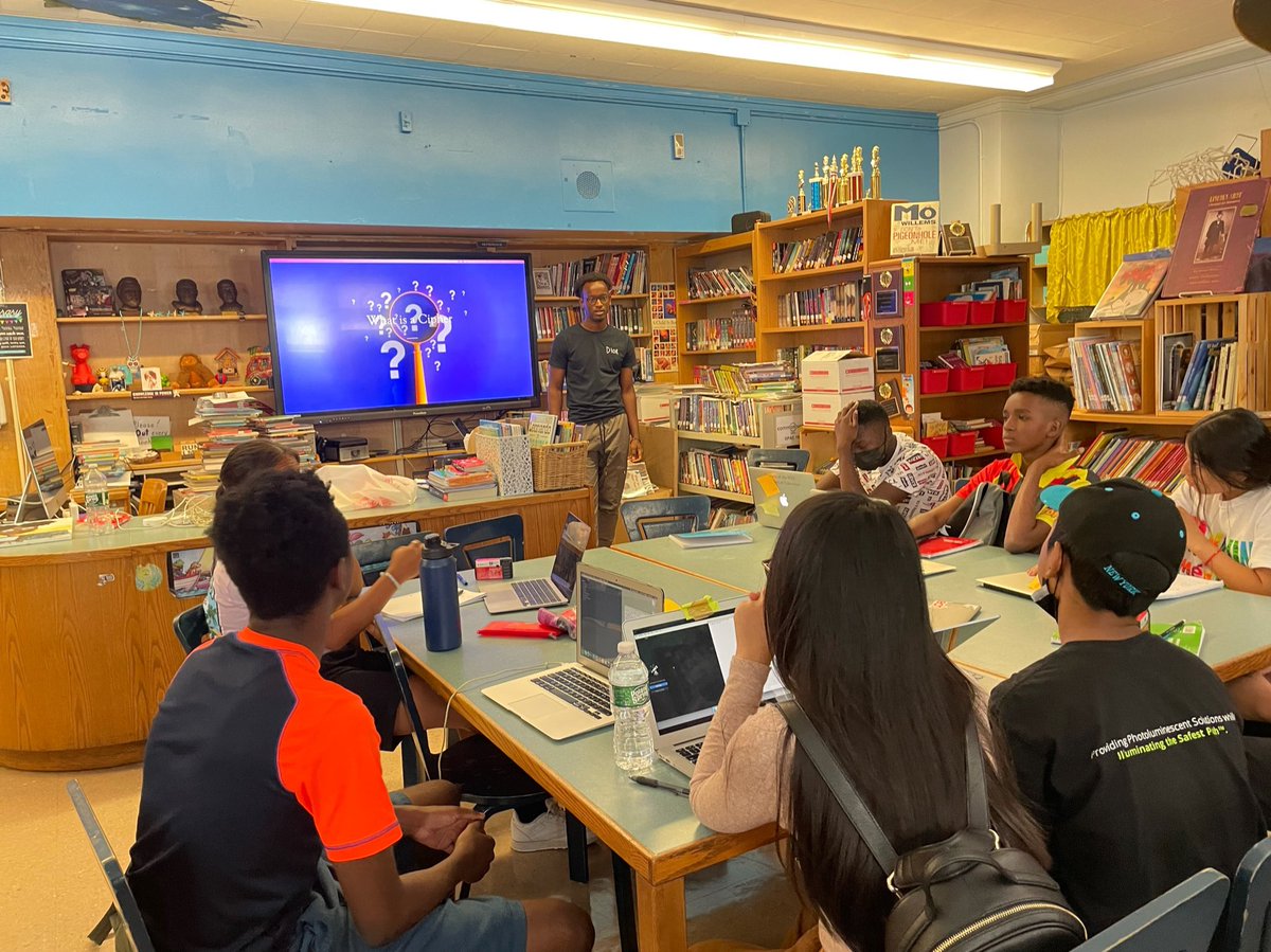 YESscholars's tweet photo. Celebrate #NationalNonprofitDay by supporting YES!

YES identifies promising students from underserved communities and equips them with the resources, support, and academic skills required for success through high school, college, and career. Donate today: https://t.co/UTHX263keW https://t.co/PRMJwcRNve