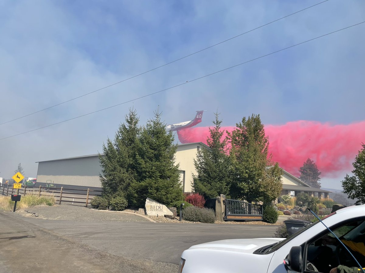 spokaneco8_3711's tweet image. Air support for fire on HWY 195. #hereforyou #airattack 🛩🔥