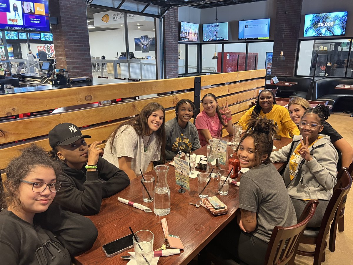 OUBravesWBB's tweet photo. When life gives you lemons you have team dinner!

🍋🏀❤️ https://t.co/DZfeXTGMfL