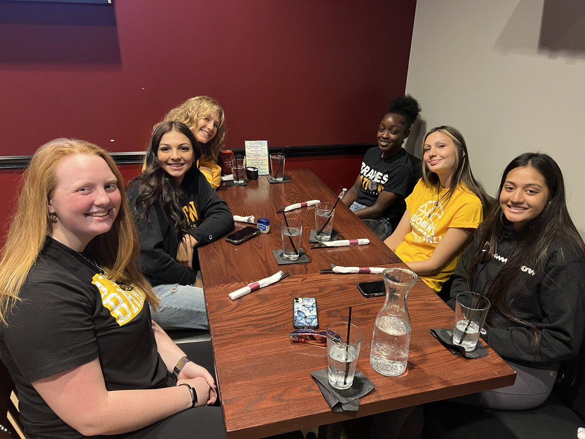OUBravesWBB's tweet photo. When life gives you lemons you have team dinner!

🍋🏀❤️ https://t.co/DZfeXTGMfL